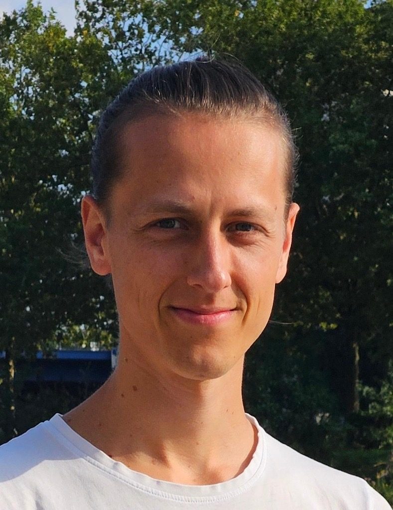 Daniel Kallenbach im Porträt, im Hintergrund Bäume im Abendlicht