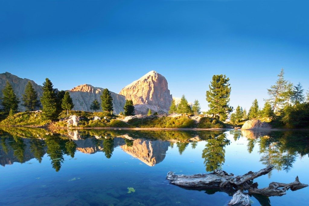 Bergsee in den Dolomiten, der Gipfel spiegelt sich im stillen Wasser